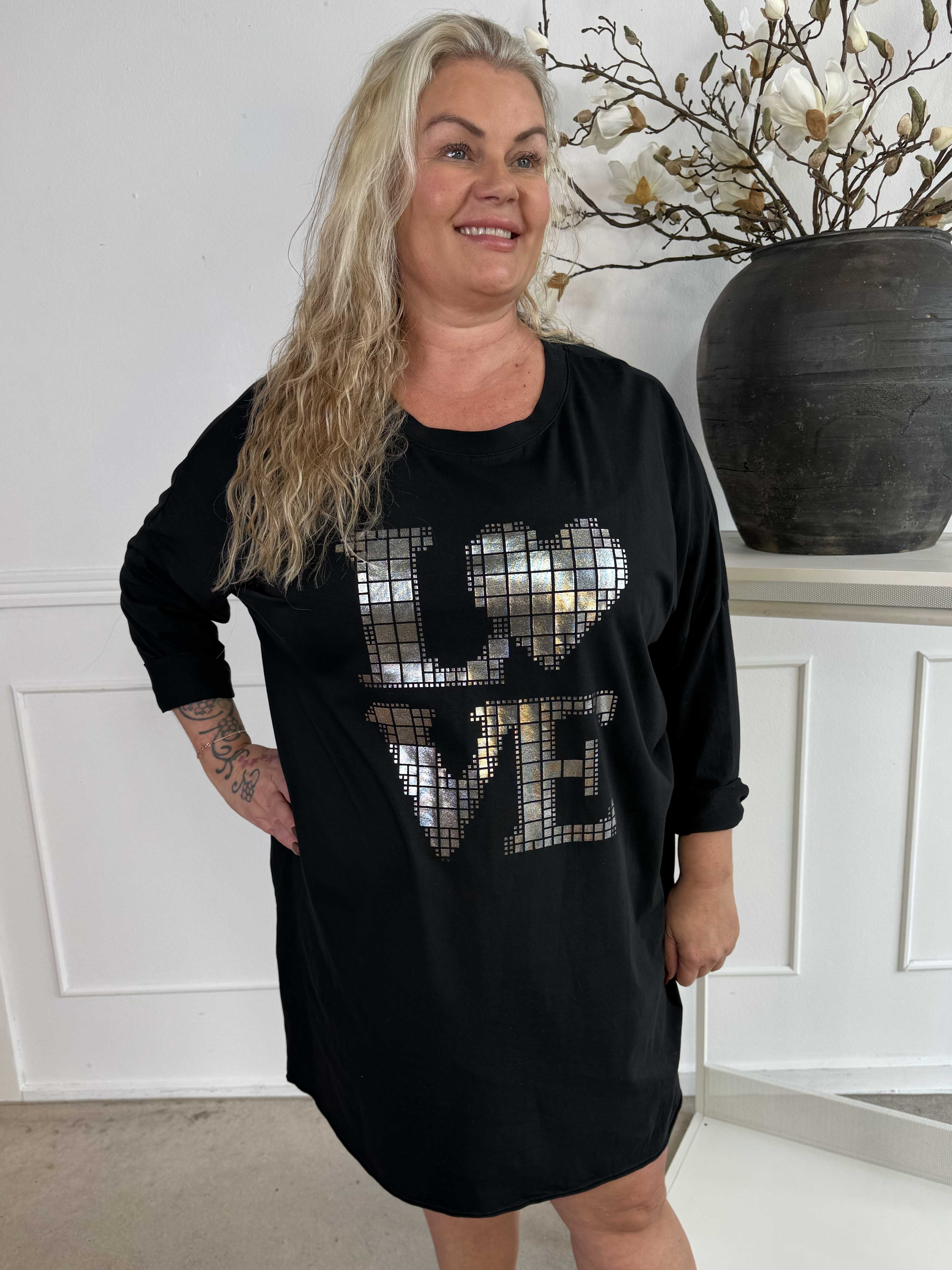 Oaklyn - Plus size joggingkjole i bomuld med sølv skrift foran